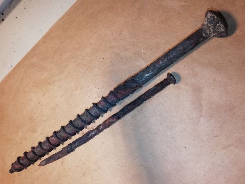 Sompasaunan uunin naulat ja ruuvit punertava aine.jpg